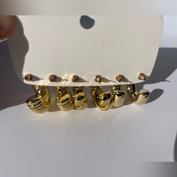 Brand New Elegant Gold Earrings - Picture 6 of 8